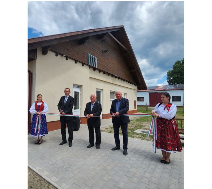 A konyha ünnepélyes szalagátvágása Réthy Pál közfoglalkoztatási helyettes államtitkár, Makra József polgármester és dr. Kiss-Rigó László szeged-csanádi püspök részvételével