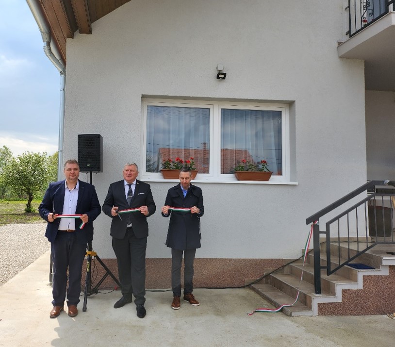 Ünnepélyes szalagátvágás Várnai Levente polgármester, Drago Horvát főkonzul és Szulimán Zsolt, a Belügyminisztérium Közfoglalkoztatási Stratégiai és Koordinációs Főosztályának vezetője részvételével