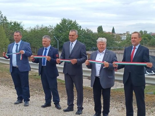 Ünnepélyes szalagátvágás Pásztor Krisztián, a Simontornyai Városüzemeltetési Kft. ügyvezetője, Orbán Attila, a Tolna Vármegyei Közgyűlés alelnöke, Torma József polgármester, Süli János országgyűlési képviselő, valamint Réthy Pál közfoglalkoztatási helyettes államtitkár részvételével